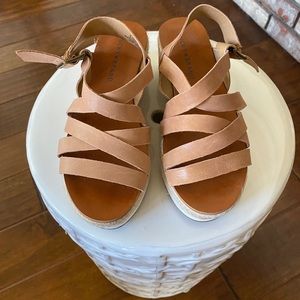 Luck Brand nude leather platform sandal